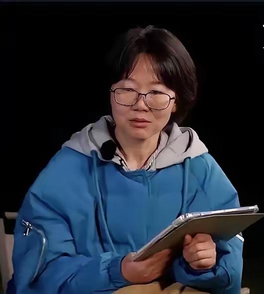 作家李娟能把读者笑尿!！她说，她有次买了一张200元的特价机票，于是从乌鲁木齐飞