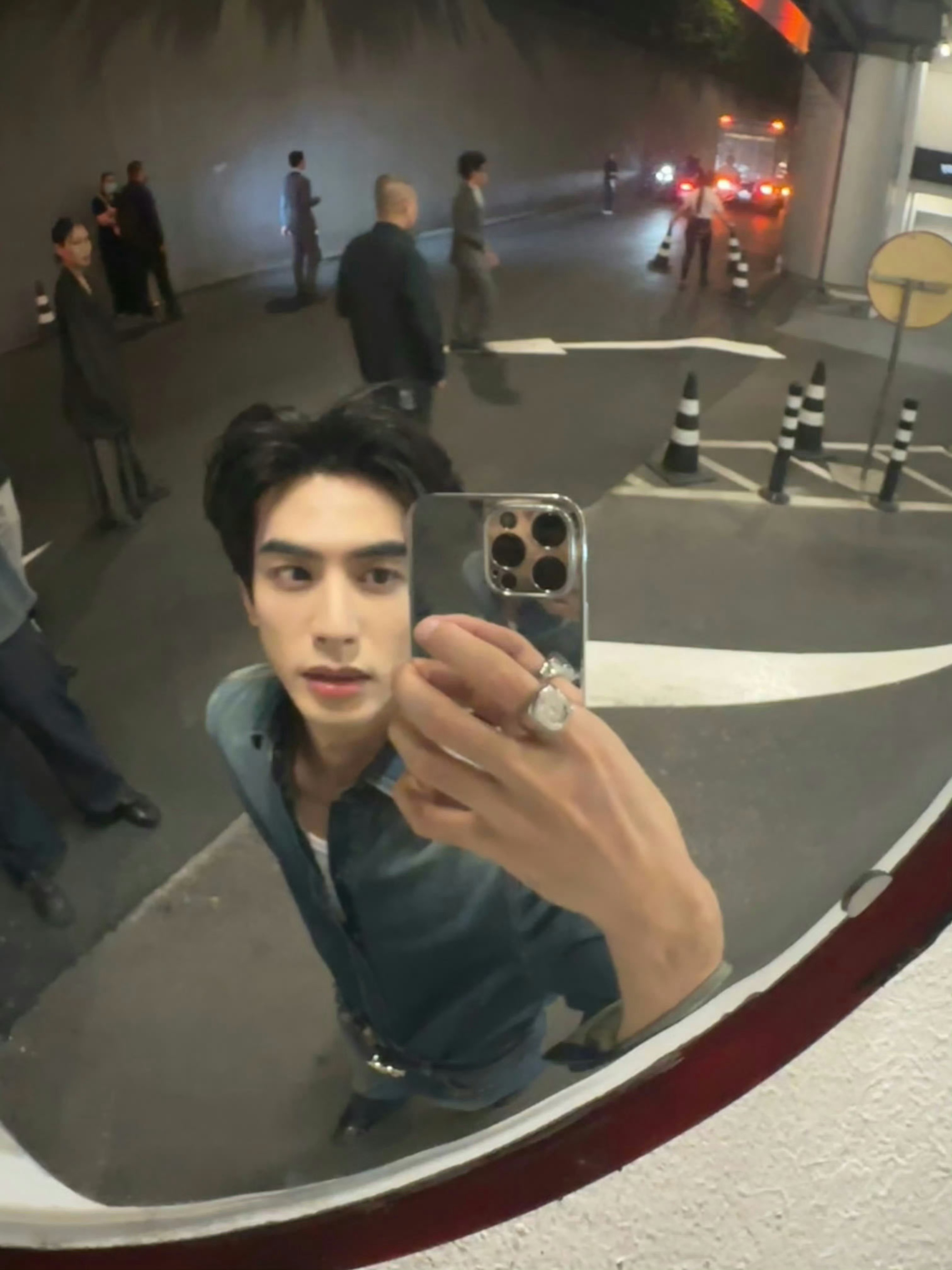 宋威龙对镜拍这一块 对镜拍这一块真的稳赢！185宽肩窄腰+浓颜骨相，随手一拍都是