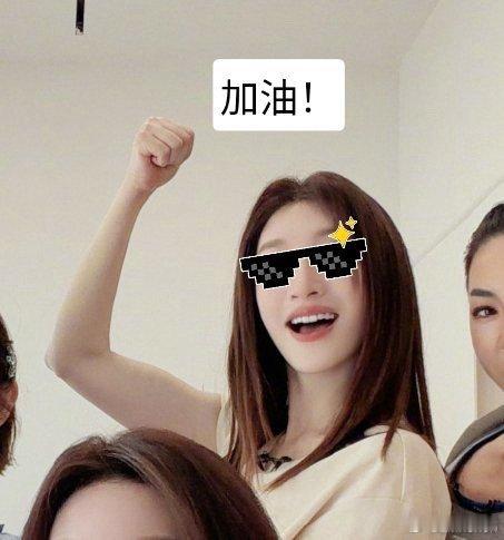 浪姐直播名场面预定！逆光下的李小冉自带柔光滤镜，一整个优雅动人李小冉逆光浪姐直播