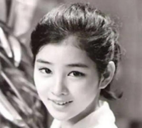 1912年洞房之夜，郭沫若见发妻太丑，拒绝同房。就在他转身要走时，发妻拉住他苦苦