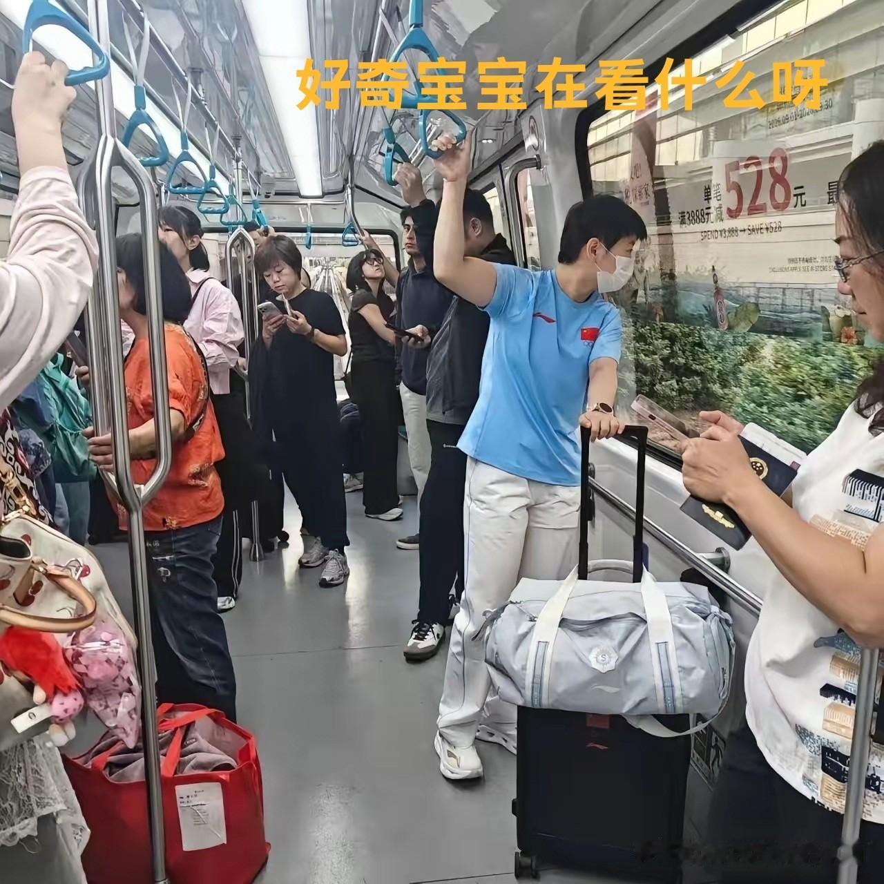 莎莎真的是一个好奇宝宝啊，哈哈哈！

今天国乒到达日本后，莎莎在乘坐机场摆渡车时