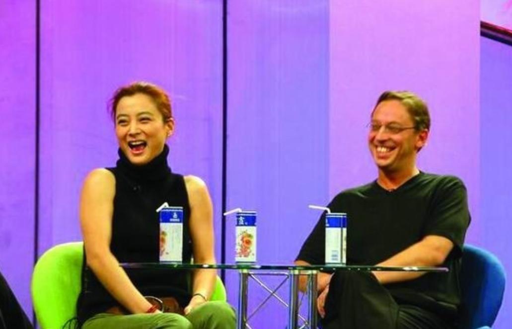 1997年，李玲玉嫁给犹太富豪杰瑞，新婚夜，李玲玉开玩笑地说：“你就不怕我嫁给你