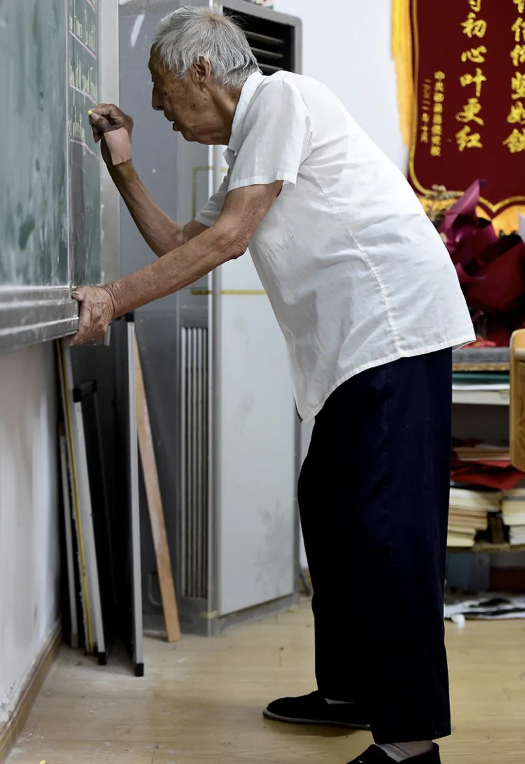 安徽，95 岁老师免费给学生补课 20 年，却接到一个奇怪电话：“叶老师，你还活