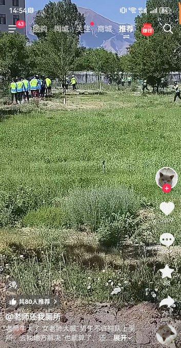 春游途中一件事看得人心里别扭。
带队女老师直接划分了如厕方式。
车上自带的厕所只