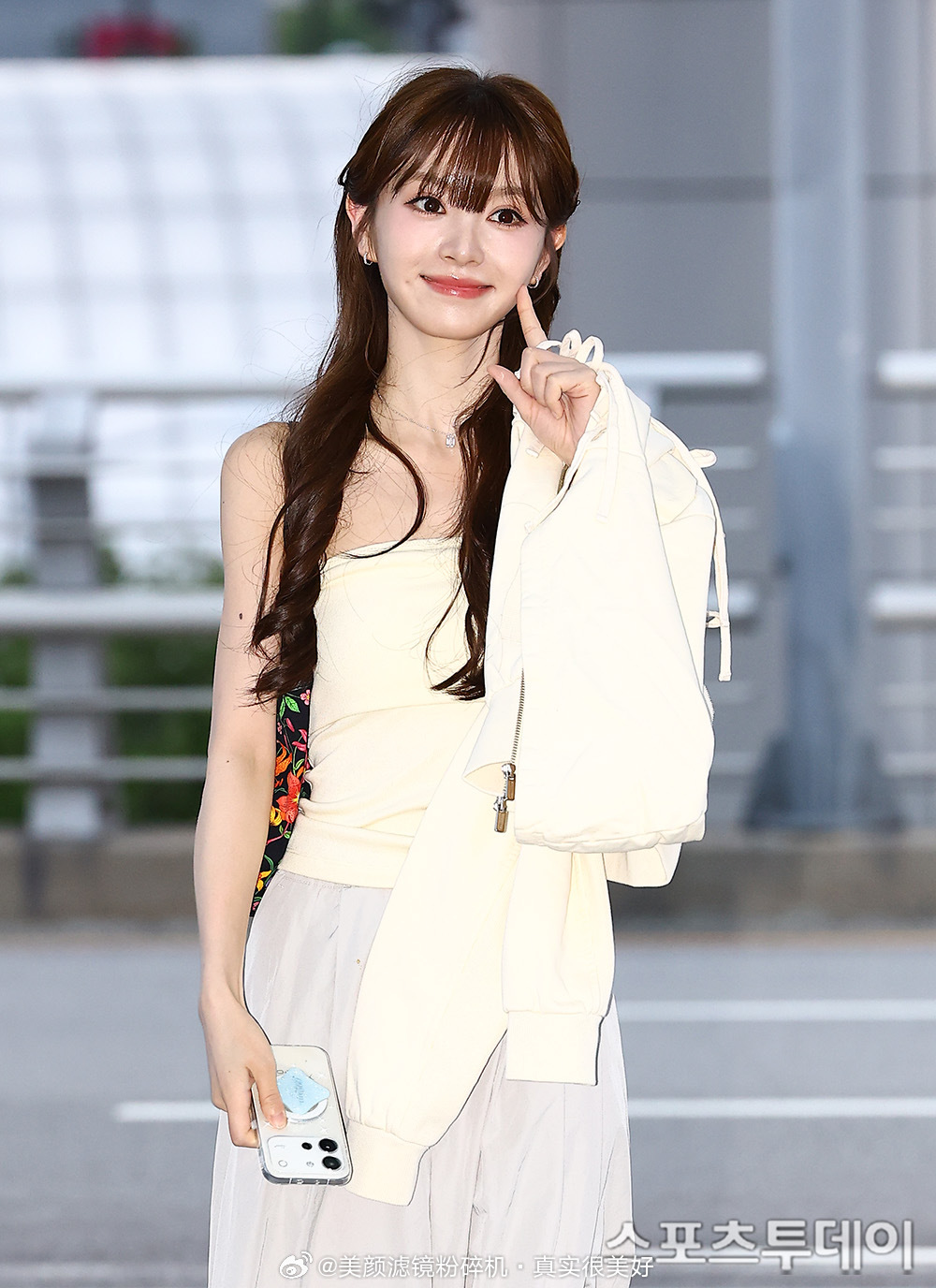 田曦薇机场新闻图田曦薇也逃不过韩媒的死亡闪光灯