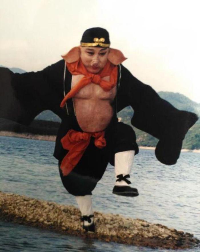 天蓬元帅酒后失仪触犯天条，被天兵押去斩妖台问斩，亏得太白金星求情才免了死罪，重打