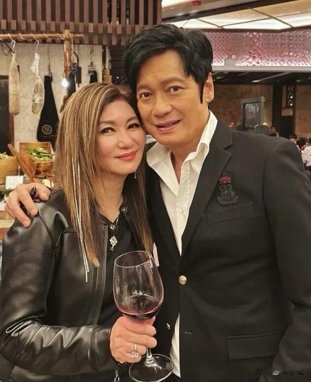 61岁罗嘉良难得出席TVB的活动，一头浓密黑发引发热议。
TVB高层乐小姐晒出和
