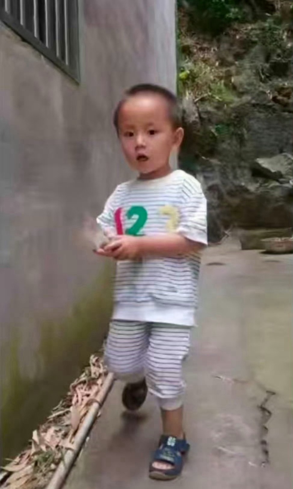 东东小时候还是个大头娃娃 