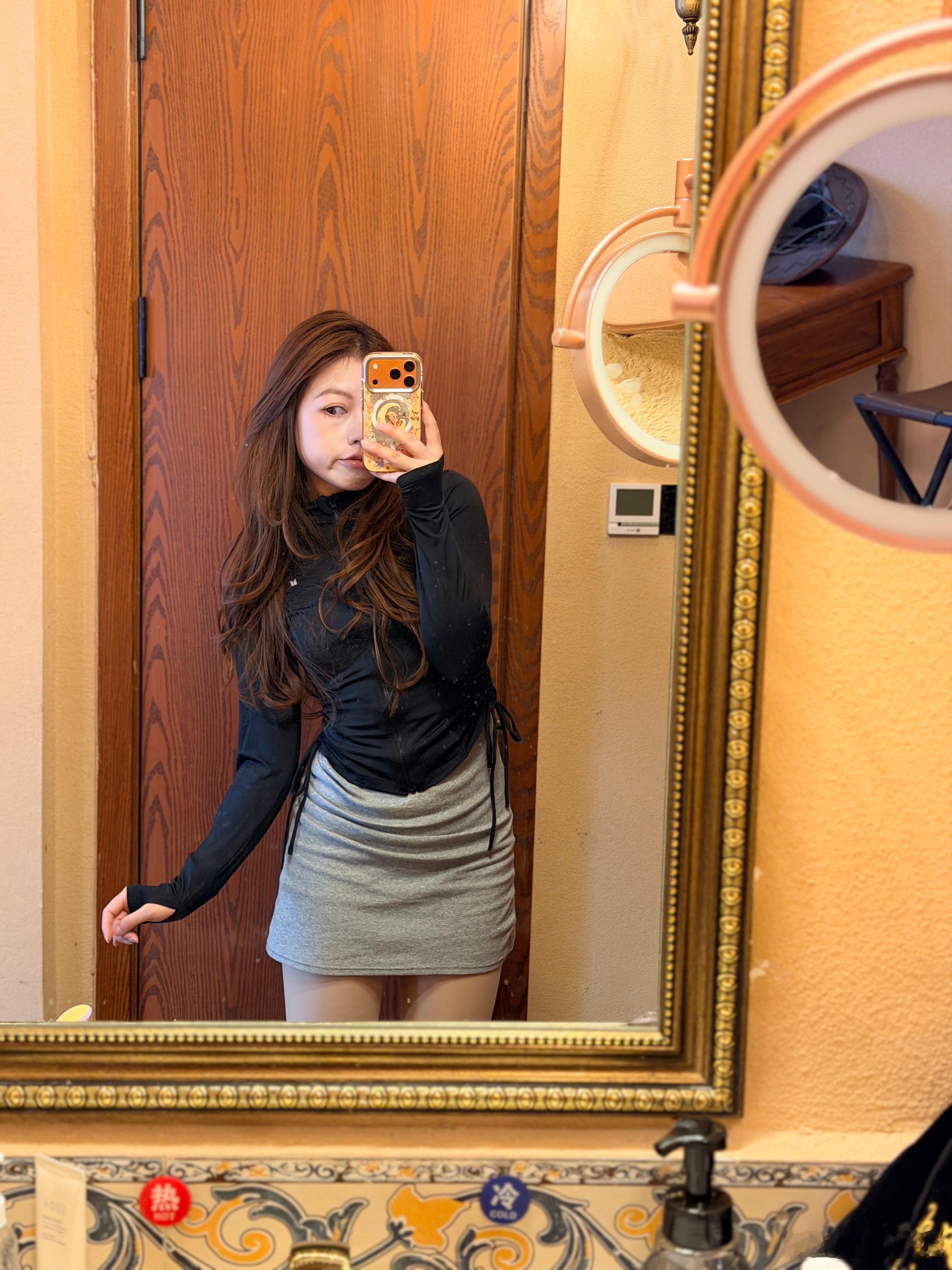 晚上九点的发布会我把箱子里最厚的衣服全都裹身上了你们猜~我身上贴了几片暖宝宝