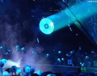 刘畊宏耳返故障披荆斩棘直播直播镜头记录下这次设备小插曲，刘畊宏直面耳返故障带来的