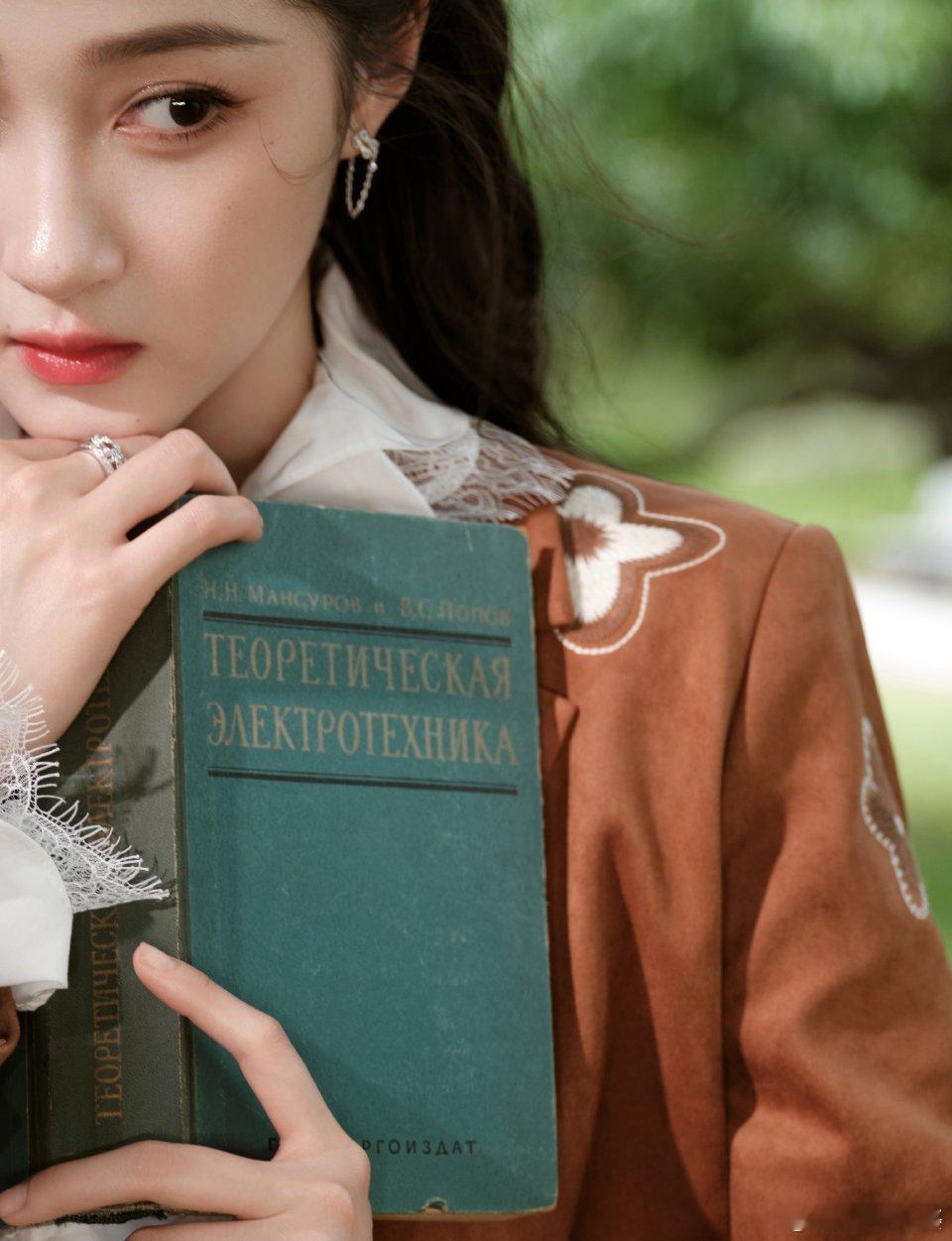 林间风动，书页轻响，晓彤像从油画里走出来的复古少女，简直就是美神降临✨请牢牢缠住