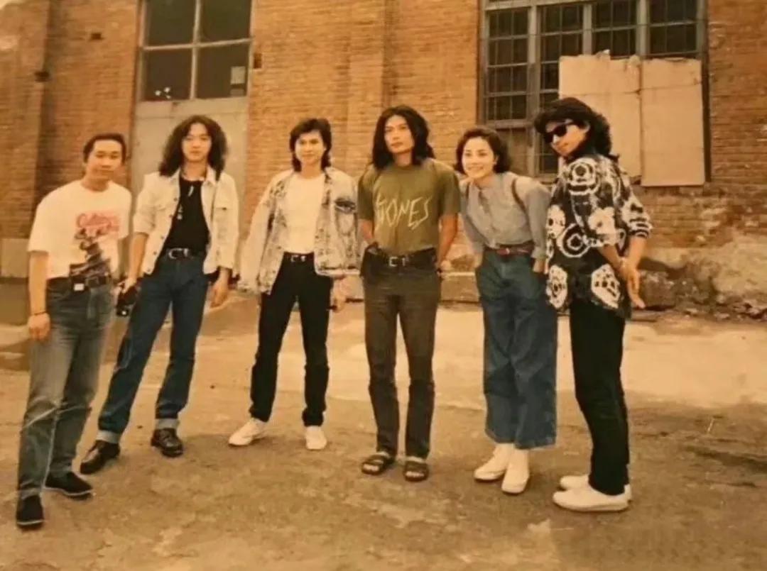 1991年，王菲和黑豹乐队合影，那时候窦唯还留着长发，青涩面容里藏着摇滚的黄金年