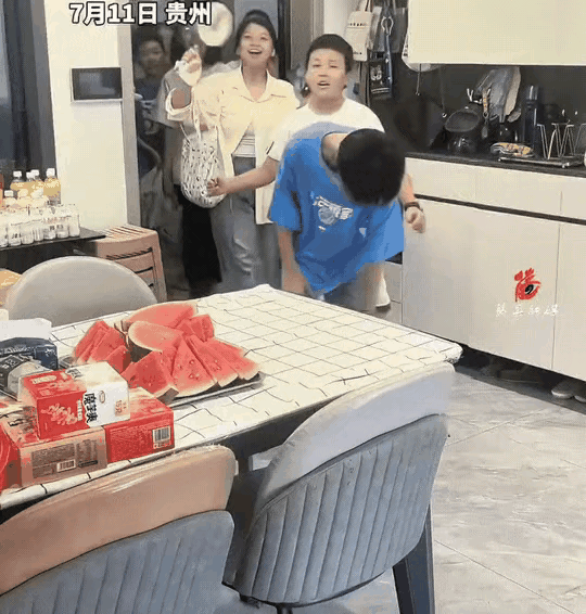 万万没想到。贵州，一男孩告诉妈妈，要邀请同学来家里吃饭，妈妈起初以为就儿子的人缘
