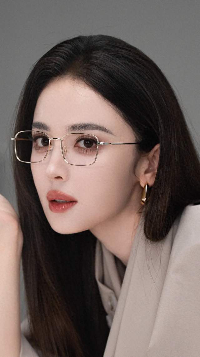 古力娜扎金丝眼镜写真