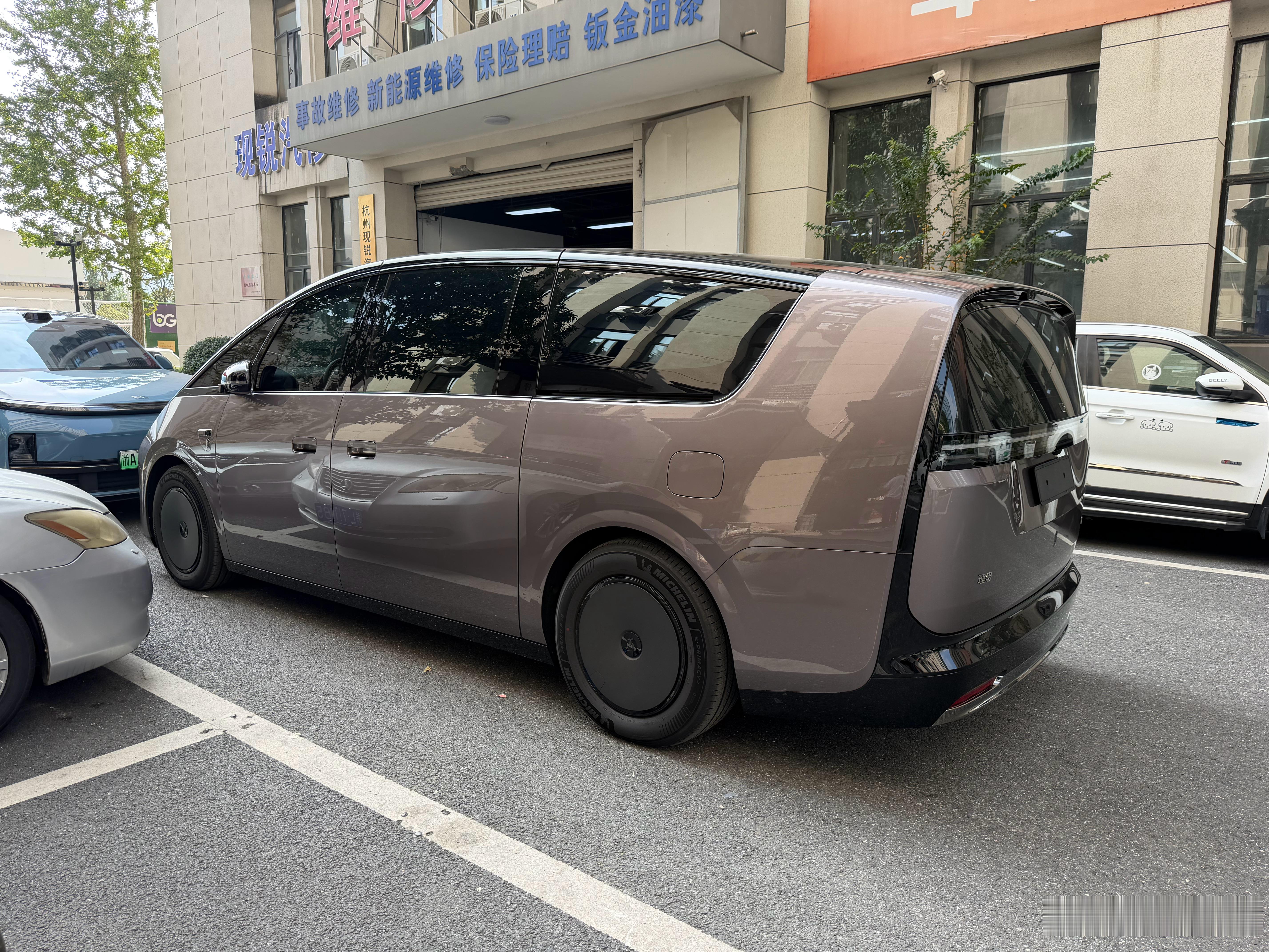公司底下来了辆新理想mega 喜欢大饼轮毂[二哈] ​​​