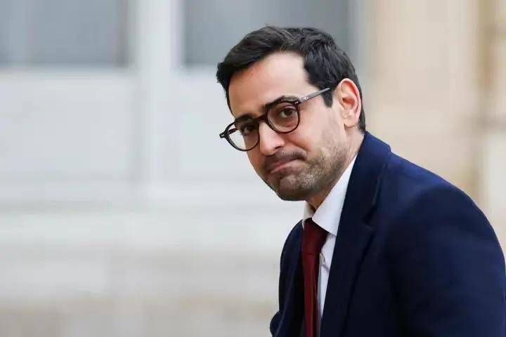 法国与英国在乌克兰进行“竞赛”。

法新社报道，法国新任外长斯特凡纳·塞茹尔内当
