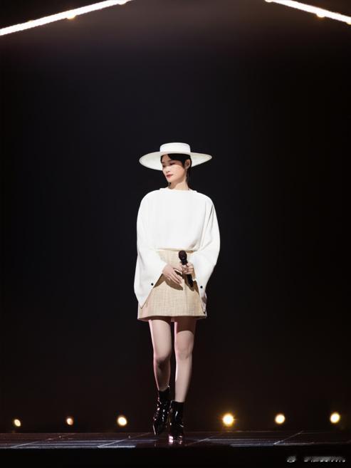 李宇春 她从光中走来 从她的眼神到她的声音，李宇春总能在舞台上传递出一种无法言喻