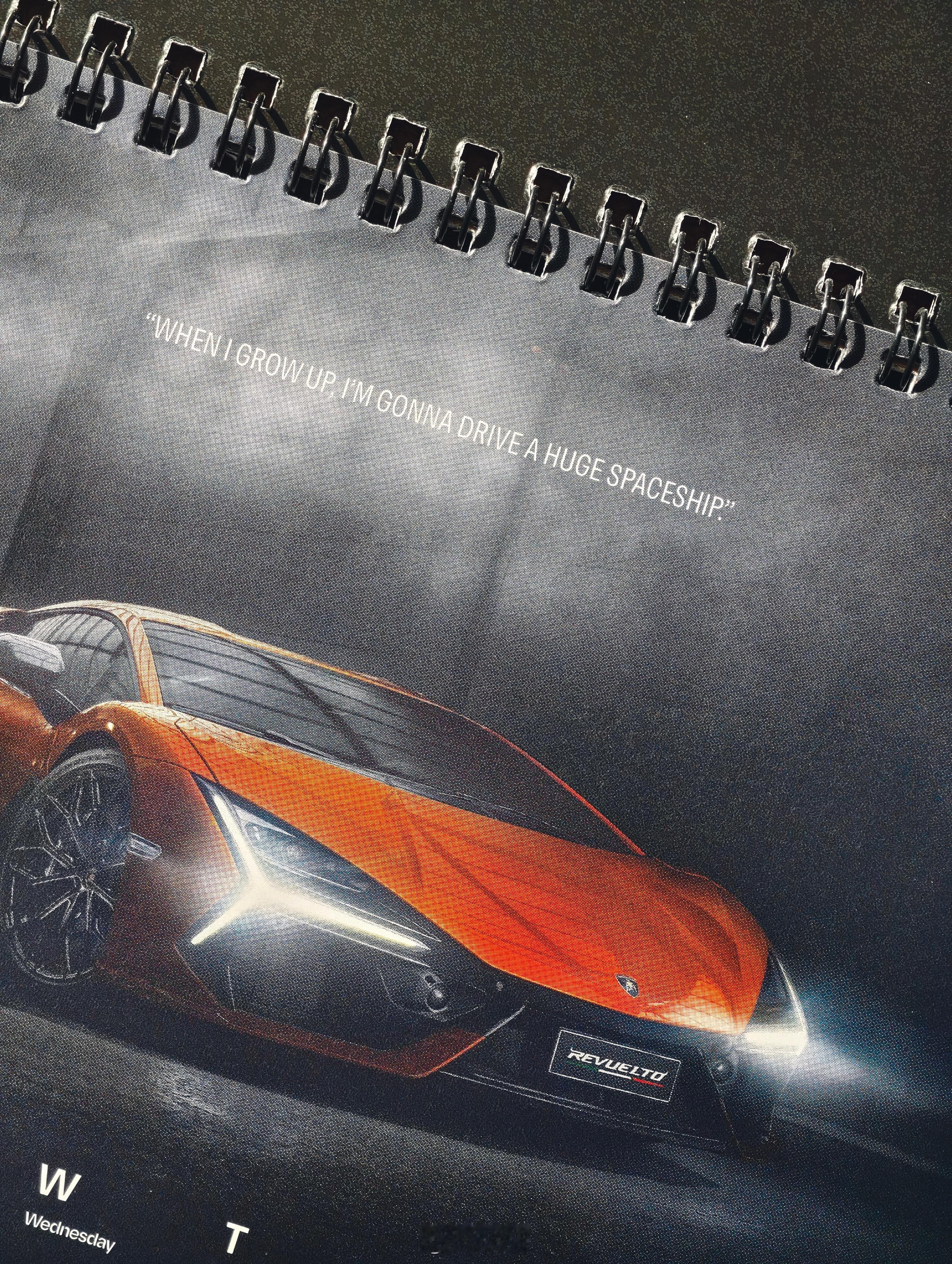 收到兰博基尼的新年台历，被里面短短的文案触动～是啊，谁没在墙上挂过兰博基尼的海报