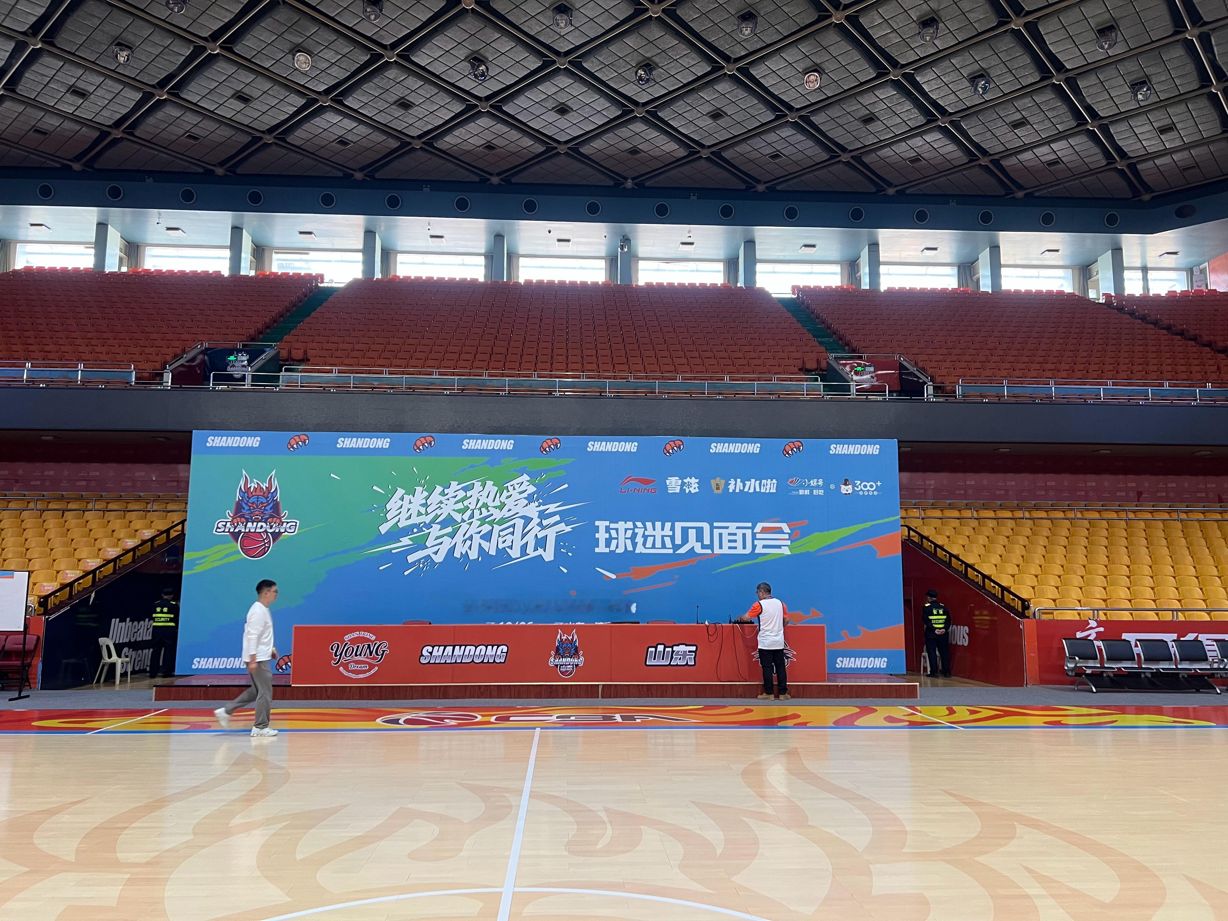 四百名球迷参加，省体周围大家热情很高，山东高速新赛季球迷见面会，现场主持人大家都