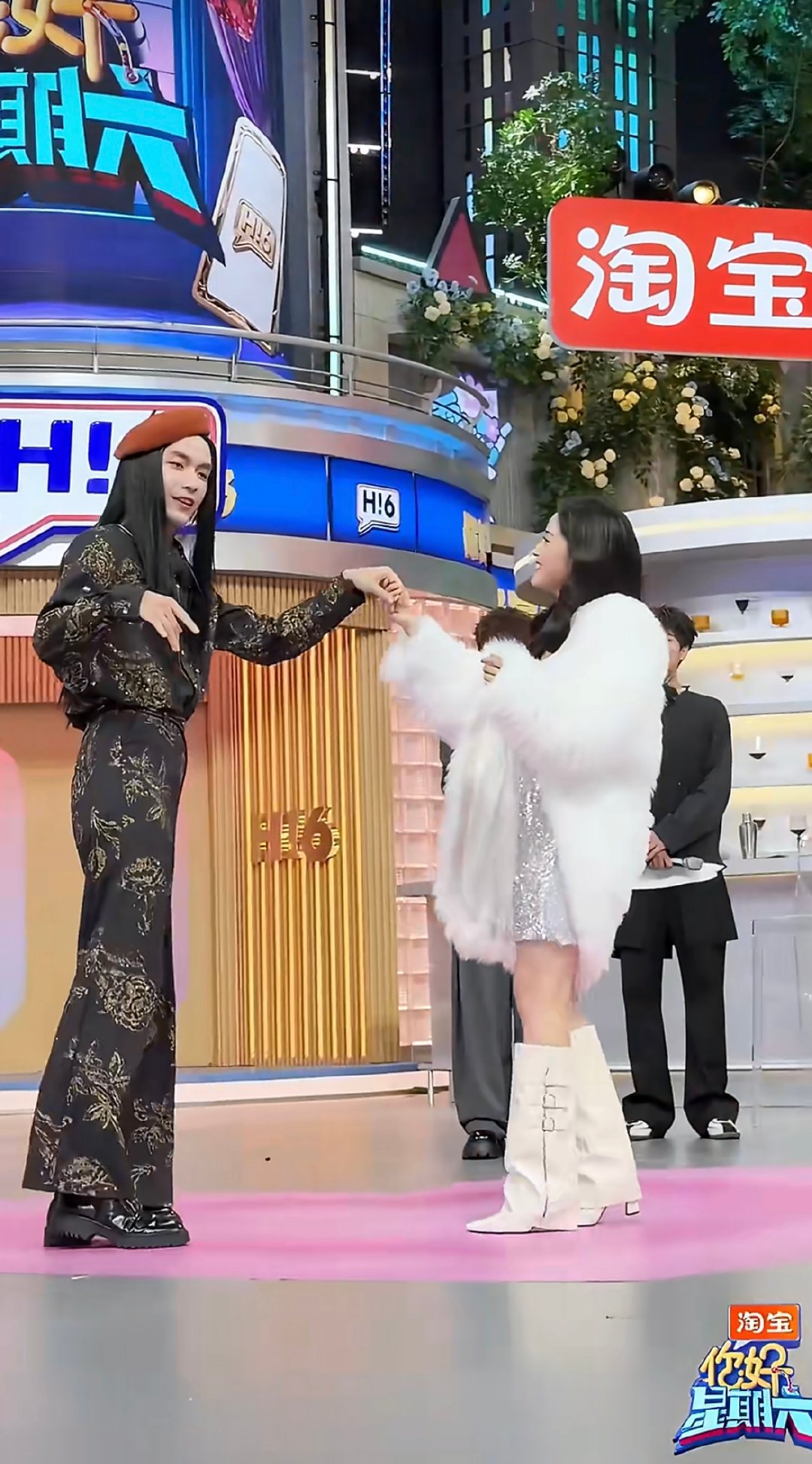 沈月张颜齐听取哇声一片华尔兹舞台秒变欢乐现场，张颜齐女装搭档沈月，笑点和看点双双