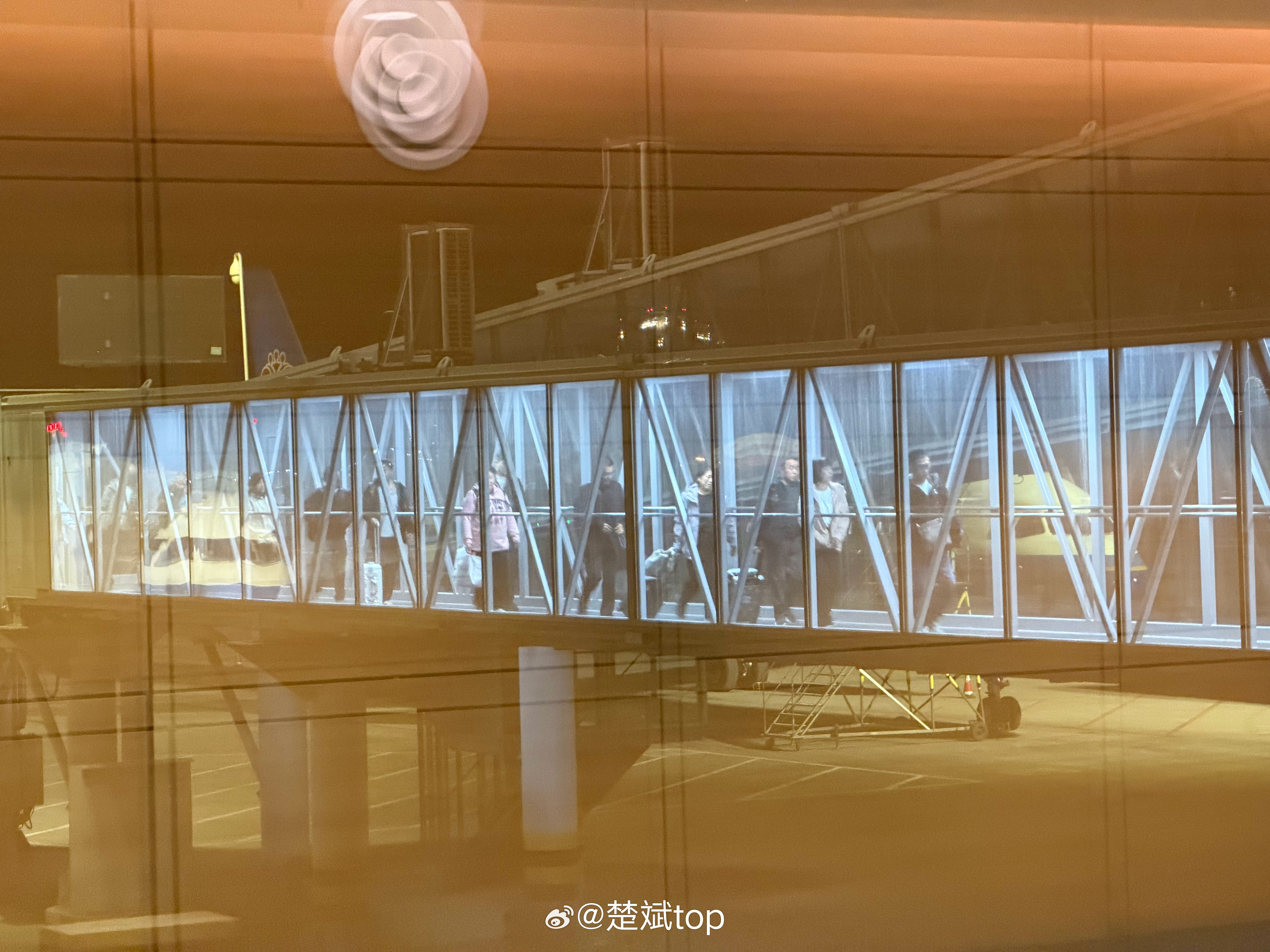 落地长春了，终于回家了！这个时间没给我们停到远机位，我们就都是幸福的人。 