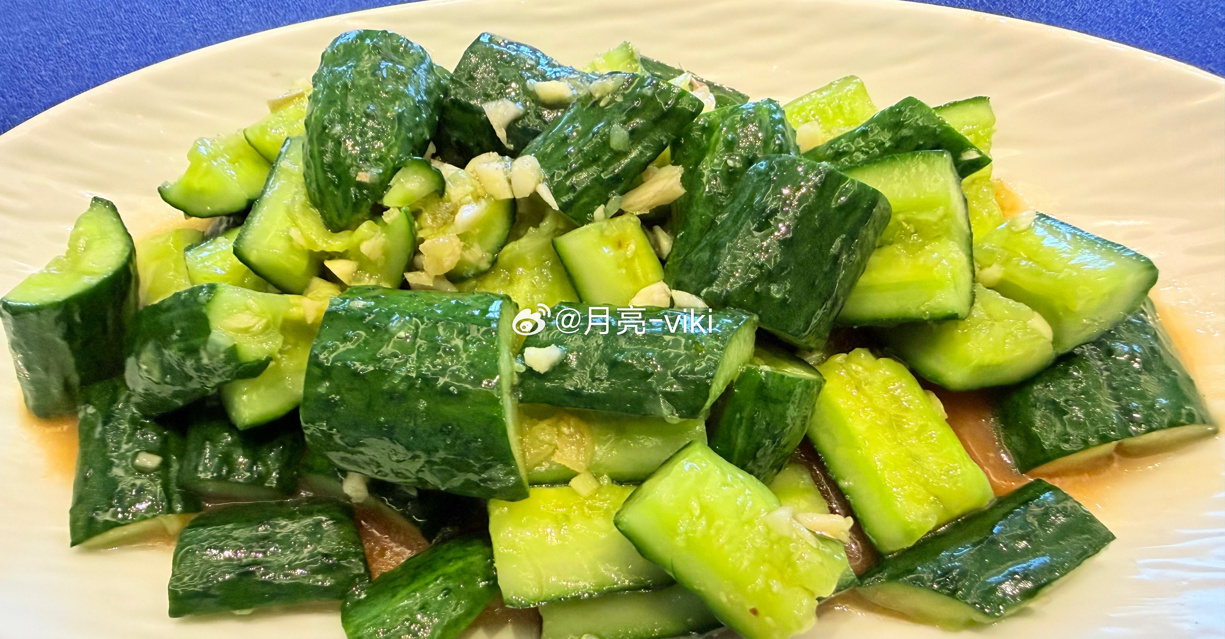 宵夜：葱油芋艿➕鳝筒烧肉➕凉拌黄瓜🥒。大半夜刷着短视频给我看饿了，🥢。大家早