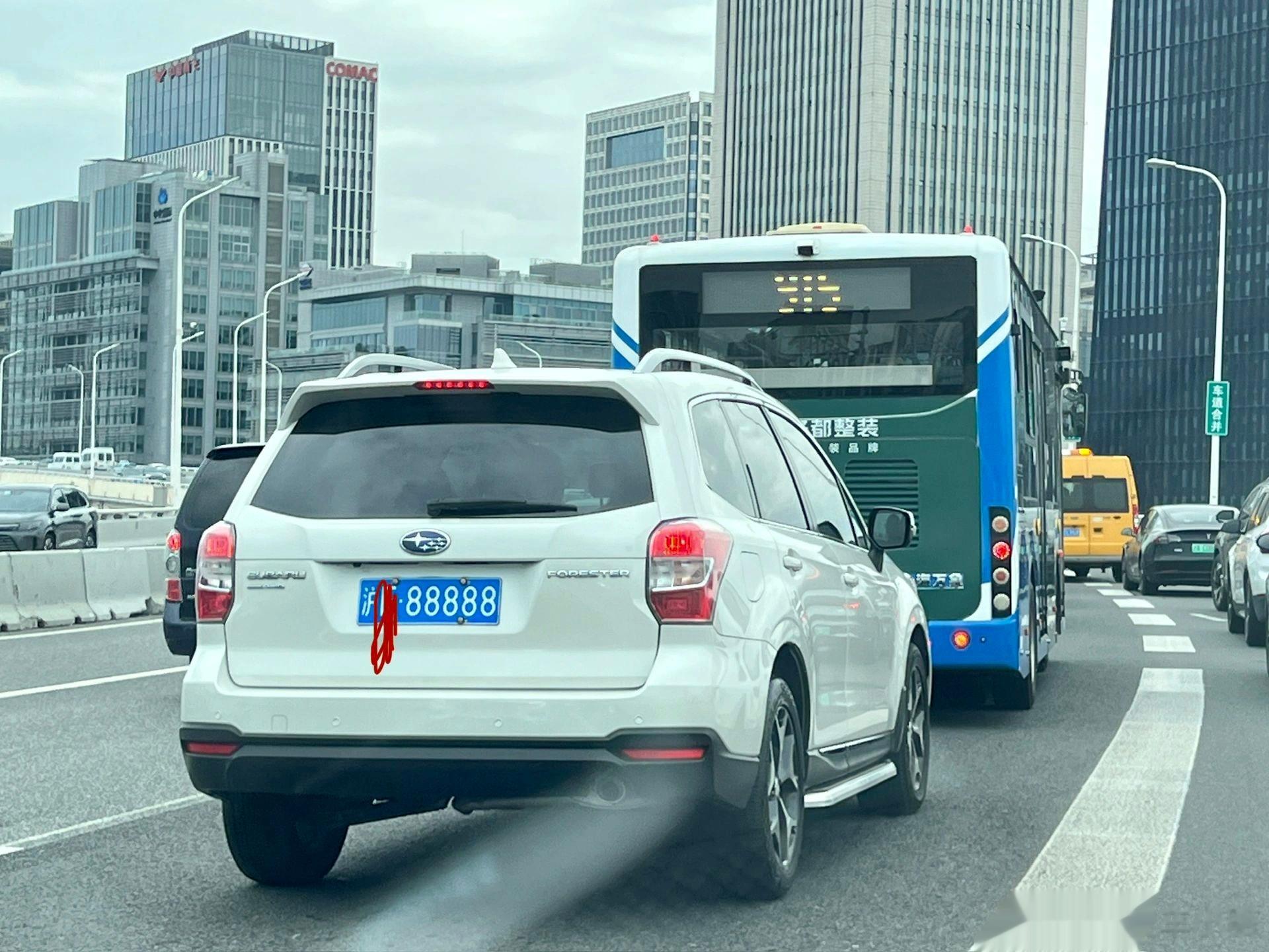 估计这车牌比车价还贵吧？ ​​​