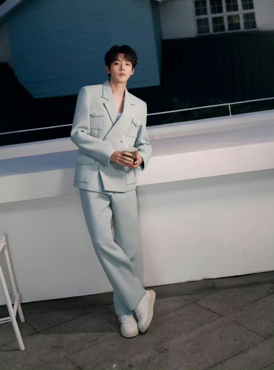 邓为五四晚会出图邓为 这组出图真是帅炸了，颜值高侧颜绝，大长腿身形比例真好邓为[