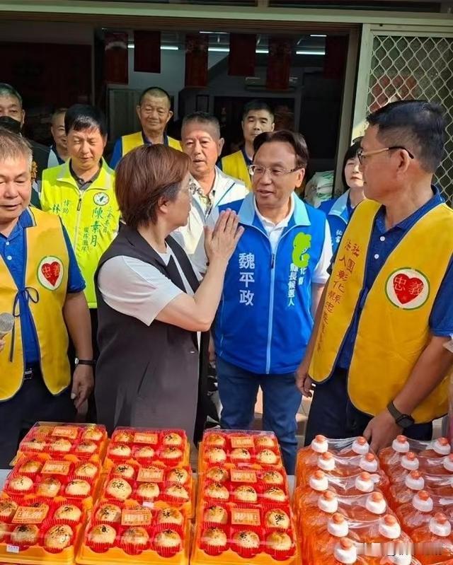 说昨天20日参加一个什么活动彰化县长王惠美与县长候选人魏平政暂时同框了。说王惠美