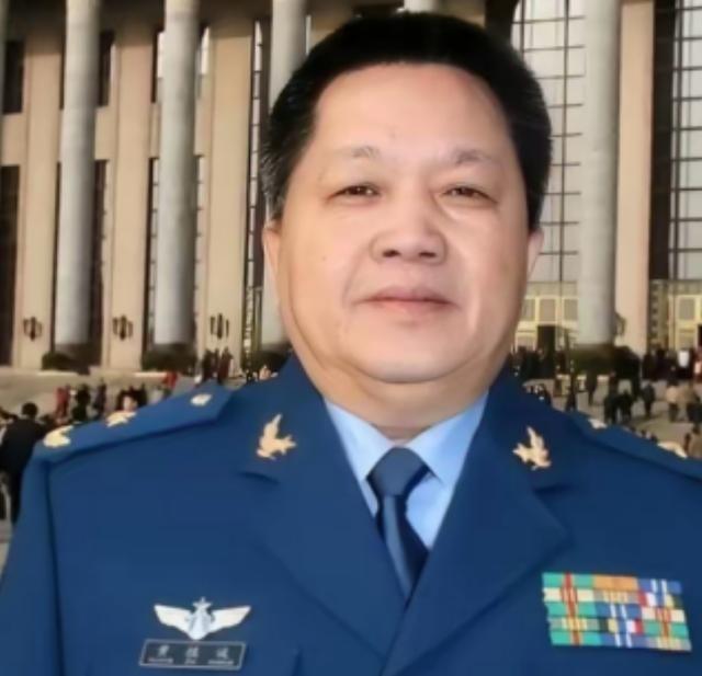 1981 年， 台湾 飞行员黄植诚，驾驶最先进的飞机向大陆投诚，却被后座飞行员察