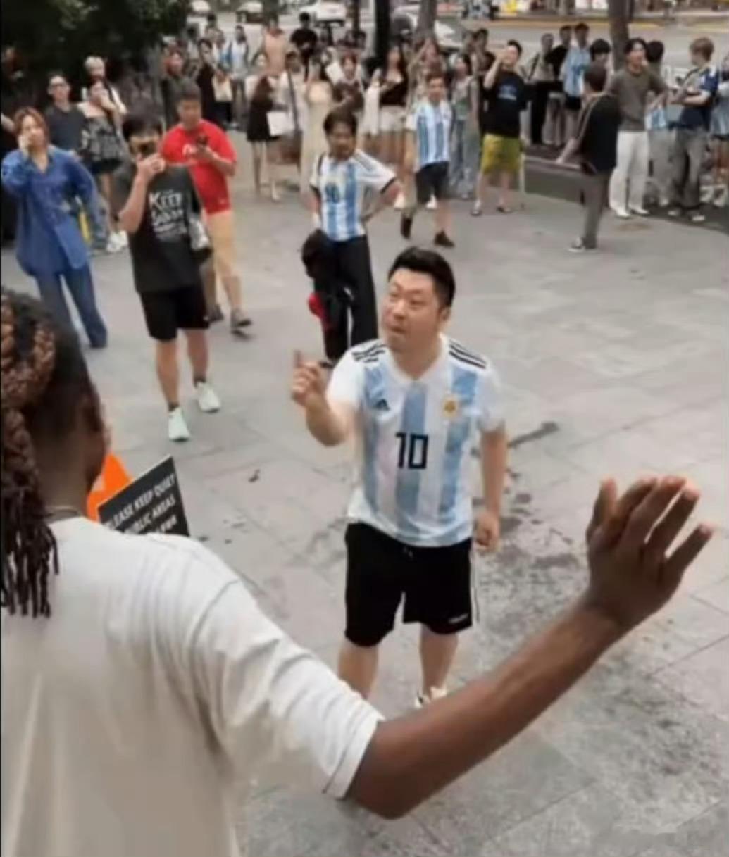 7月20日世界杯决赛西班牙1-0战胜阿根廷后，上海艺海剧院门口，一位身穿阿根廷球