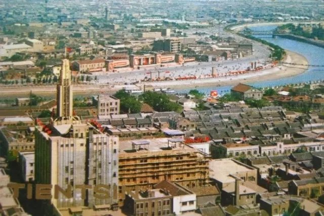 太多时候，太多城市，我们重建了一座座已经消失的建筑，企图留住岁月，挽回记忆。但为