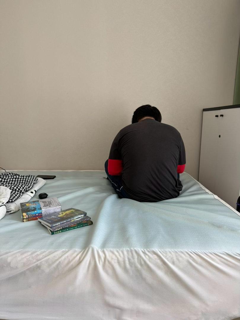 老大在看书，我也在看书。老大问你在看啥。我说：词汇书，为你准备的。他马上扭头，背