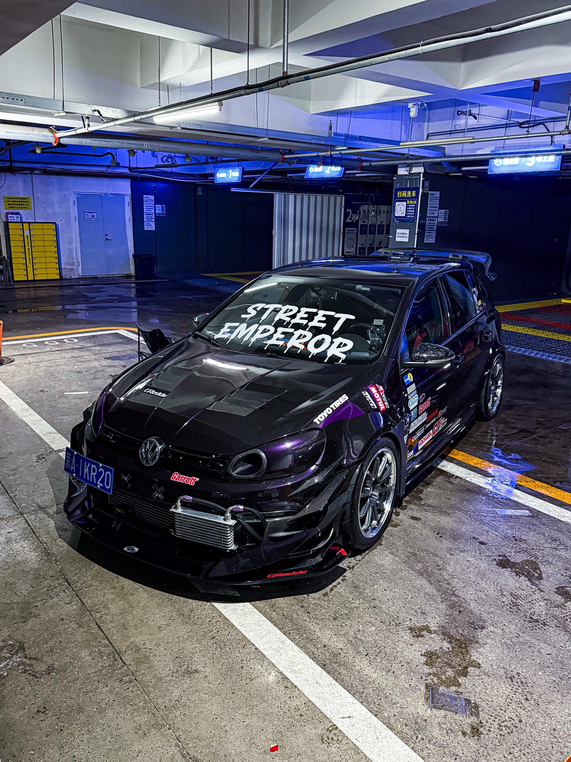 我那呲牙咧嘴的德国整容女孩。