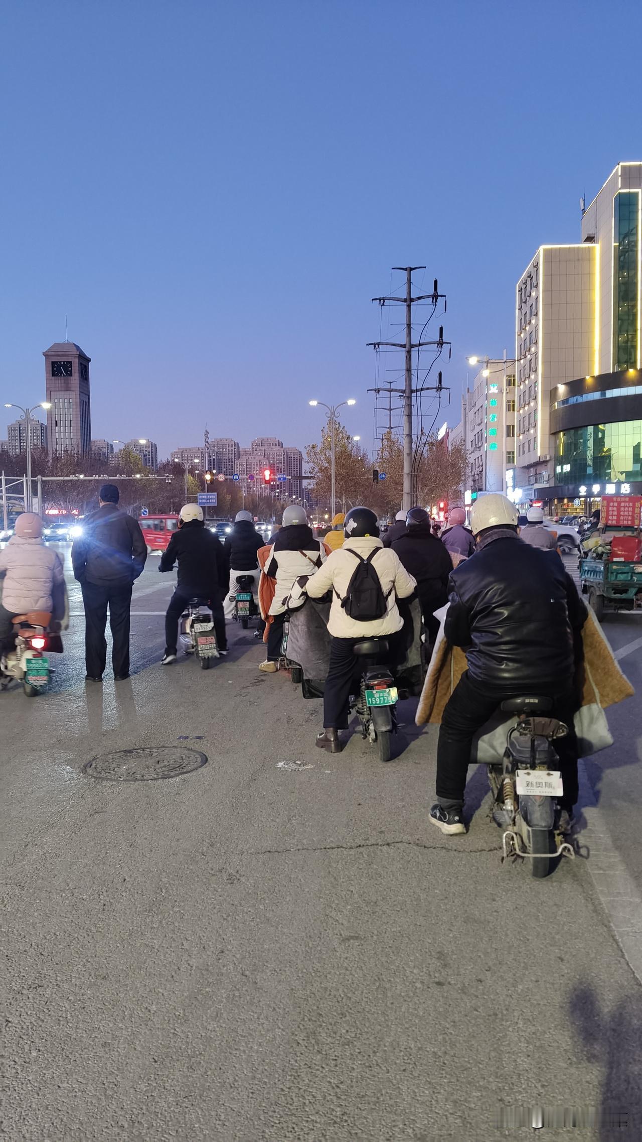 从来对外卖员就没有好感。今天在一个拥堵的路口大家骑电动车次第通行，一个外卖员突然