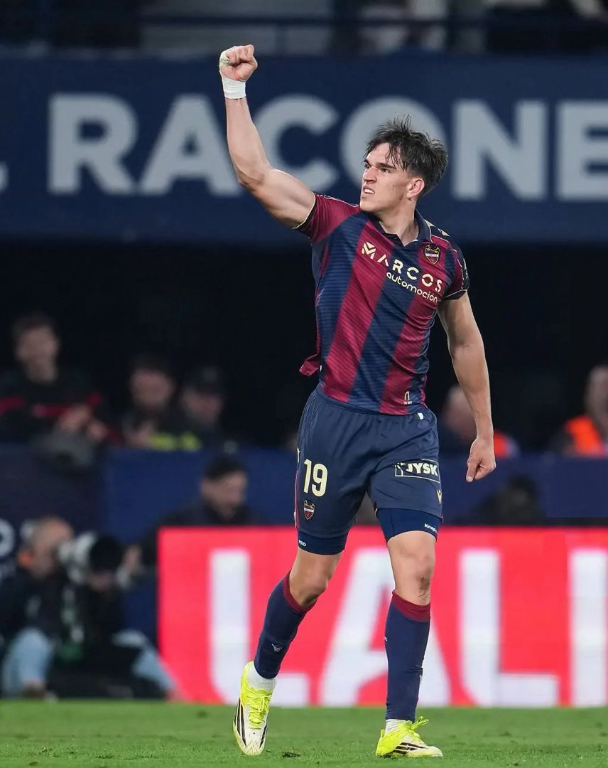 【轩教练推荐】解说西甲看中一个年轻中锋：莱万特19岁小将埃斯皮。踢好了有望接班西