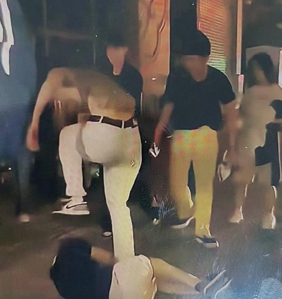 徐州，6月9日晚上，一对哈萨克斯坦留学生情侣，在苏宁广场奶茶店插队，被女路人劝阻