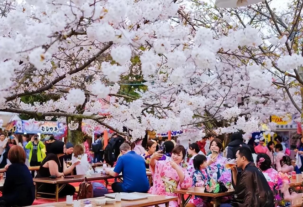 在旅游方面，全球没有一个国家像日本对国人如此特殊。
你到其他国家去玩就是去观光的