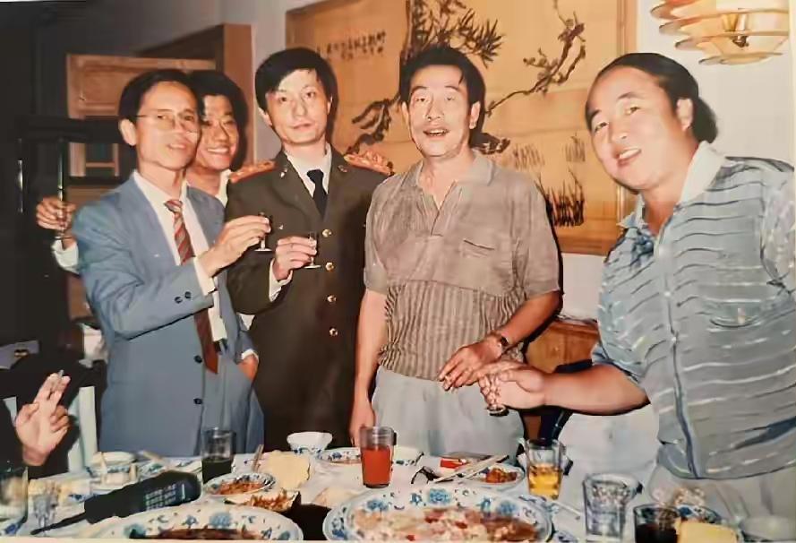 一张珍贵的相声名家的聚餐照：

我一眼就认出了略显发福、拿着酒杯、看向镜头的王佩