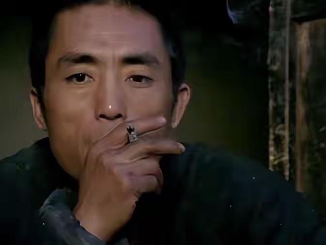 和张艺谋离婚37年后，他爱情事业双丰收，前妻肖华如今过得怎样？

咱先把时光往回
