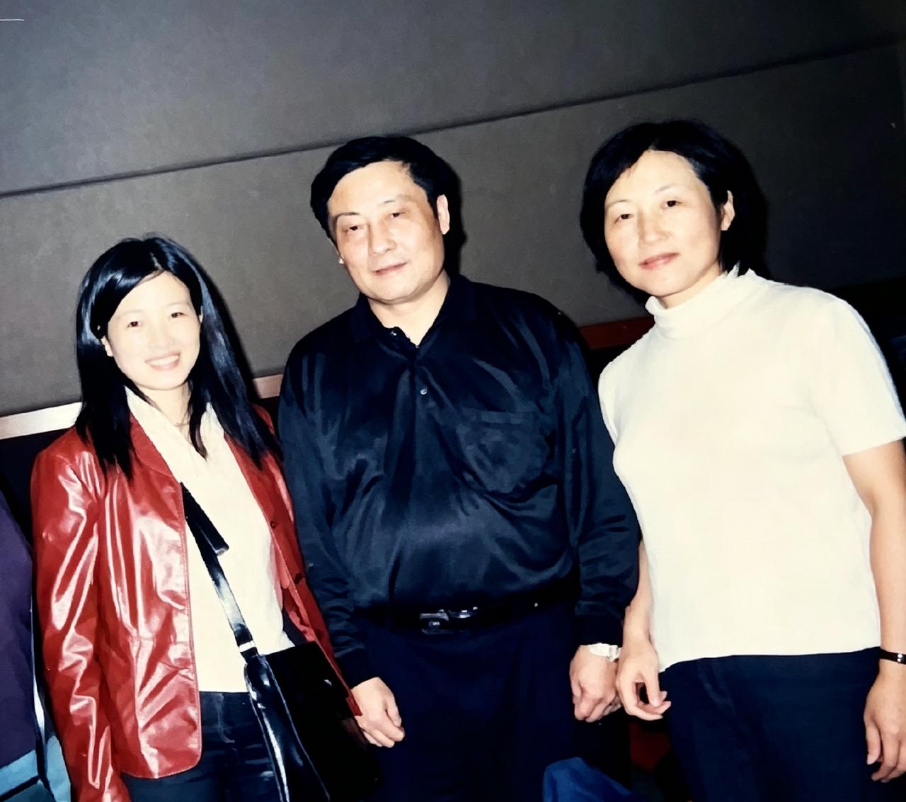 老照片里宗庆后和施幼珍两口子都在，那时候的人看着真朴实，一晃这么多年过去，宗老也