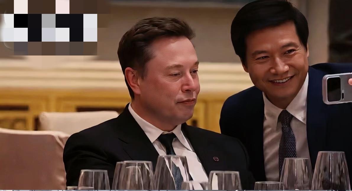 二人同框反差感拉满：军哥神态像极了普通人追星的模样，姿态谦和又热切；反观马斯克，