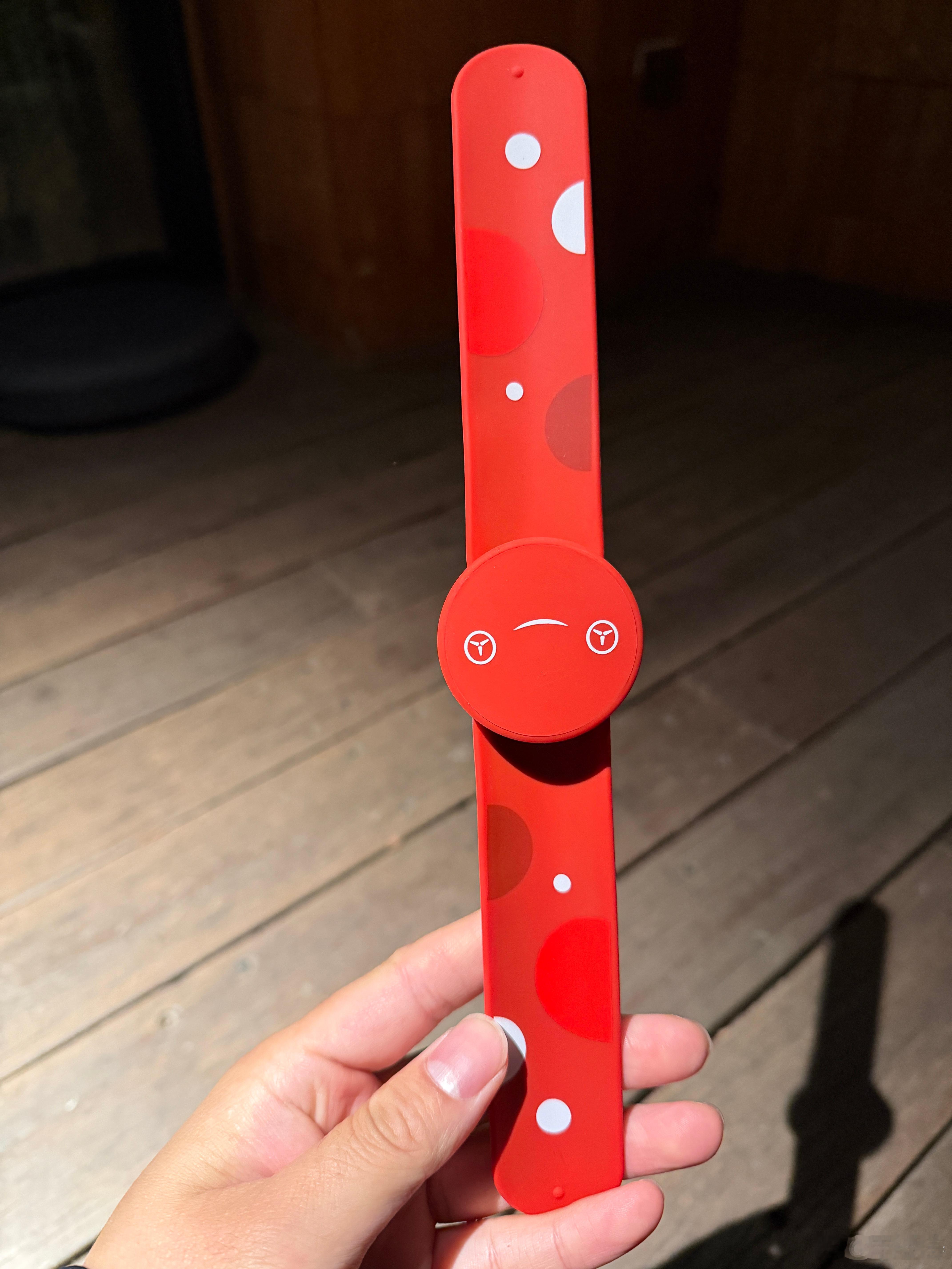 晚上全新奔驰纯电CLA王楚钦会来。门口已经蹲守了很多粉丝。但是有一离谱的事儿，门