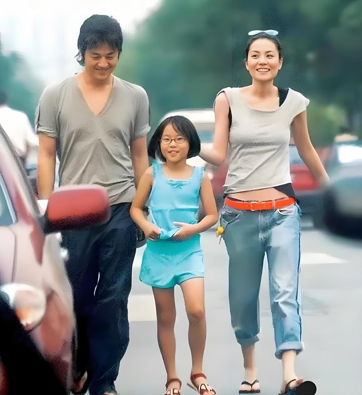 当初两人看着好适配啊，
穿的还是情侣装，
童童也好开心完全一家三口的即视感。
看