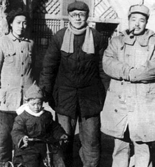 1945年秋林伯渠6岁的儿子“小相持”该上小学时，林伯渠给他重新取了个名叫林三用