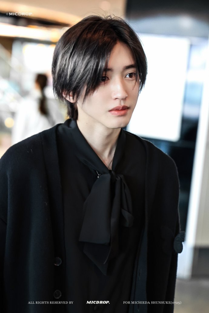 全首尔都在偶遇道枝骏佑 感觉整个首尔都在偶遇道枝骏佑！一身黑色开衫 + 衬衫 +
