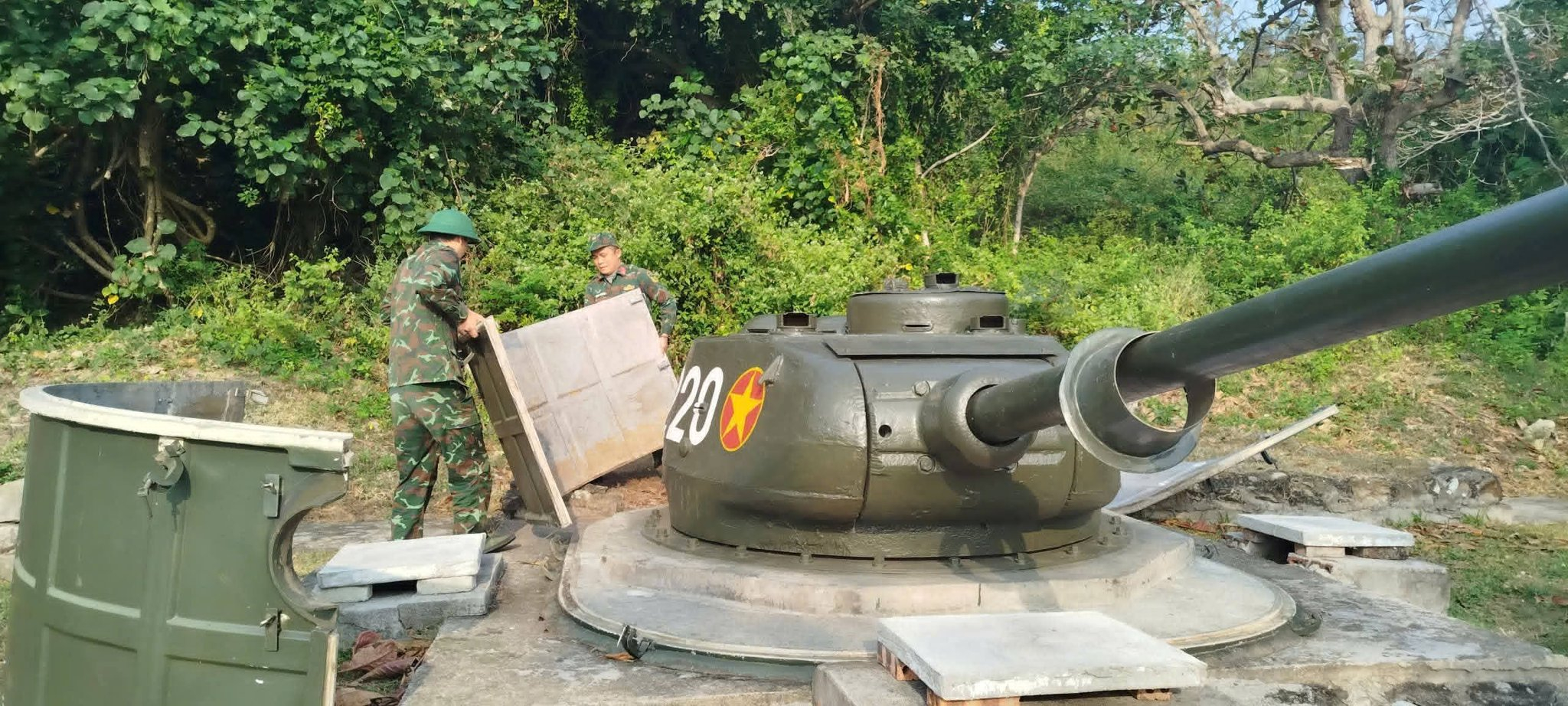 北部湾浮水洲岛（越南称白龙尾岛）上的越军T-34-85炮塔工事居然还在用。 