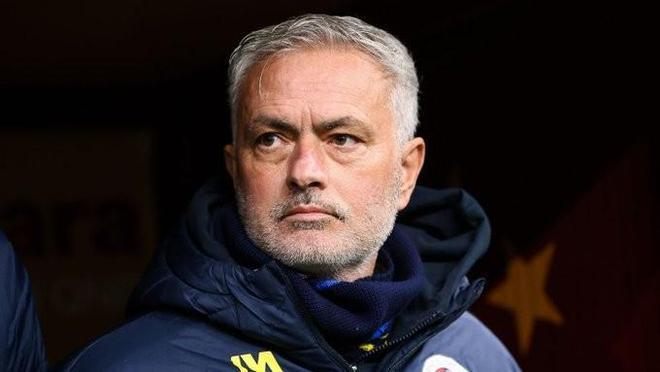 据报道，尽管穆里尼奥与本菲卡的合同到2027年才到期，但他的去留目前仍掌握在俱乐