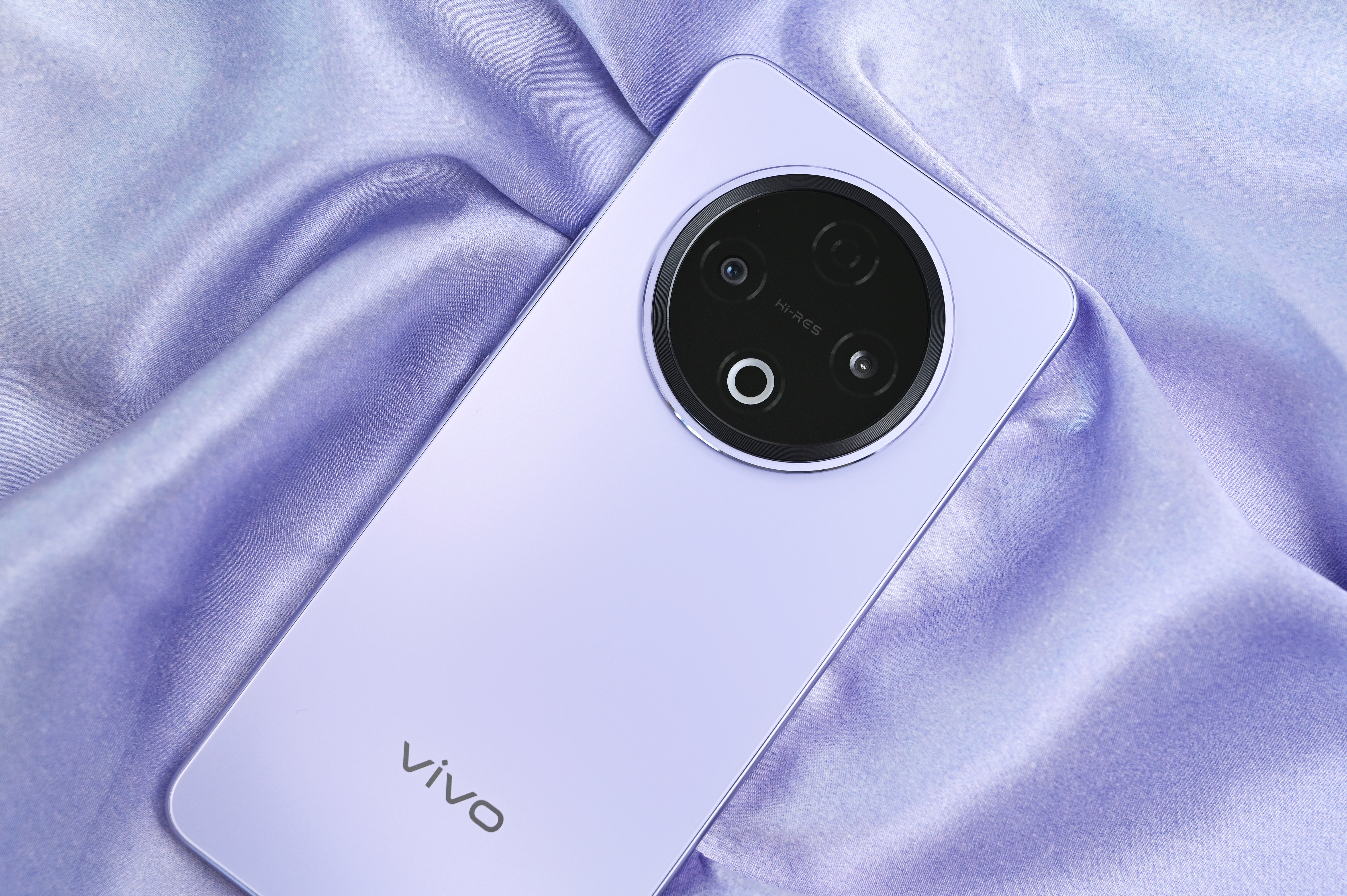 先来一组vivo Y500的图赏，单看这个龙晶紫的配色，谁能想到这么好看的手机竟