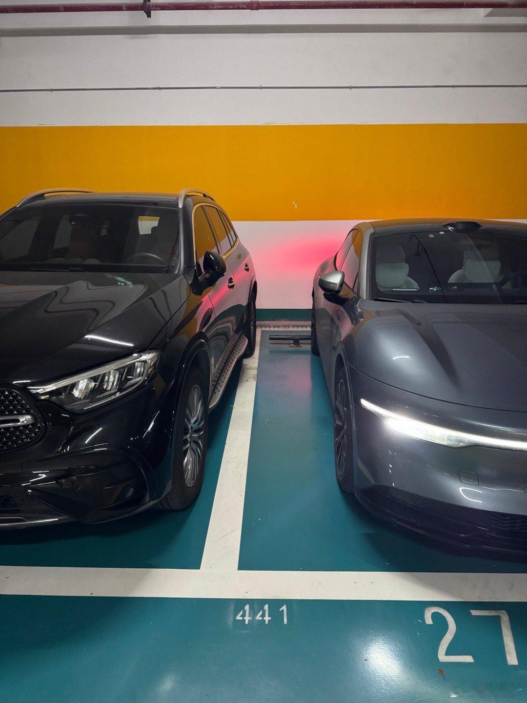 为什么停车要尽量选靠边黑车就是原因[无聊] ​​​